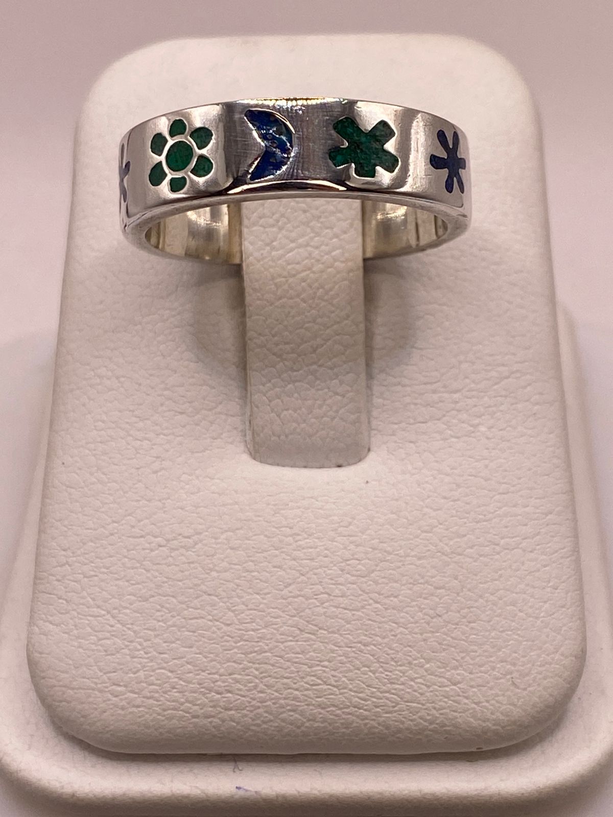 Anillo Artesanal con Figuras Esmaltadas en Plata, vista frontal