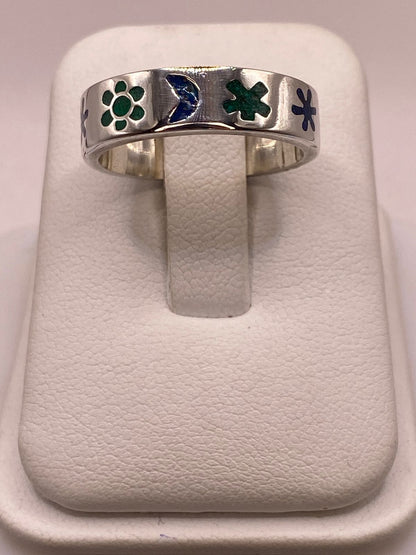 Anillo Artesanal con Figuras Esmaltadas en Plata, vista frontal