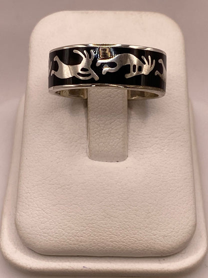 Anillo Artesanal con Figuras Zoomorfas en Plata — ángulo diagonal