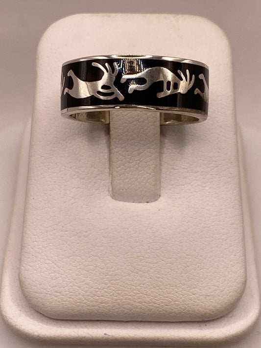 Anillo Artesanal con Figuras Zoomorfas en Plata — ángulo diagonal