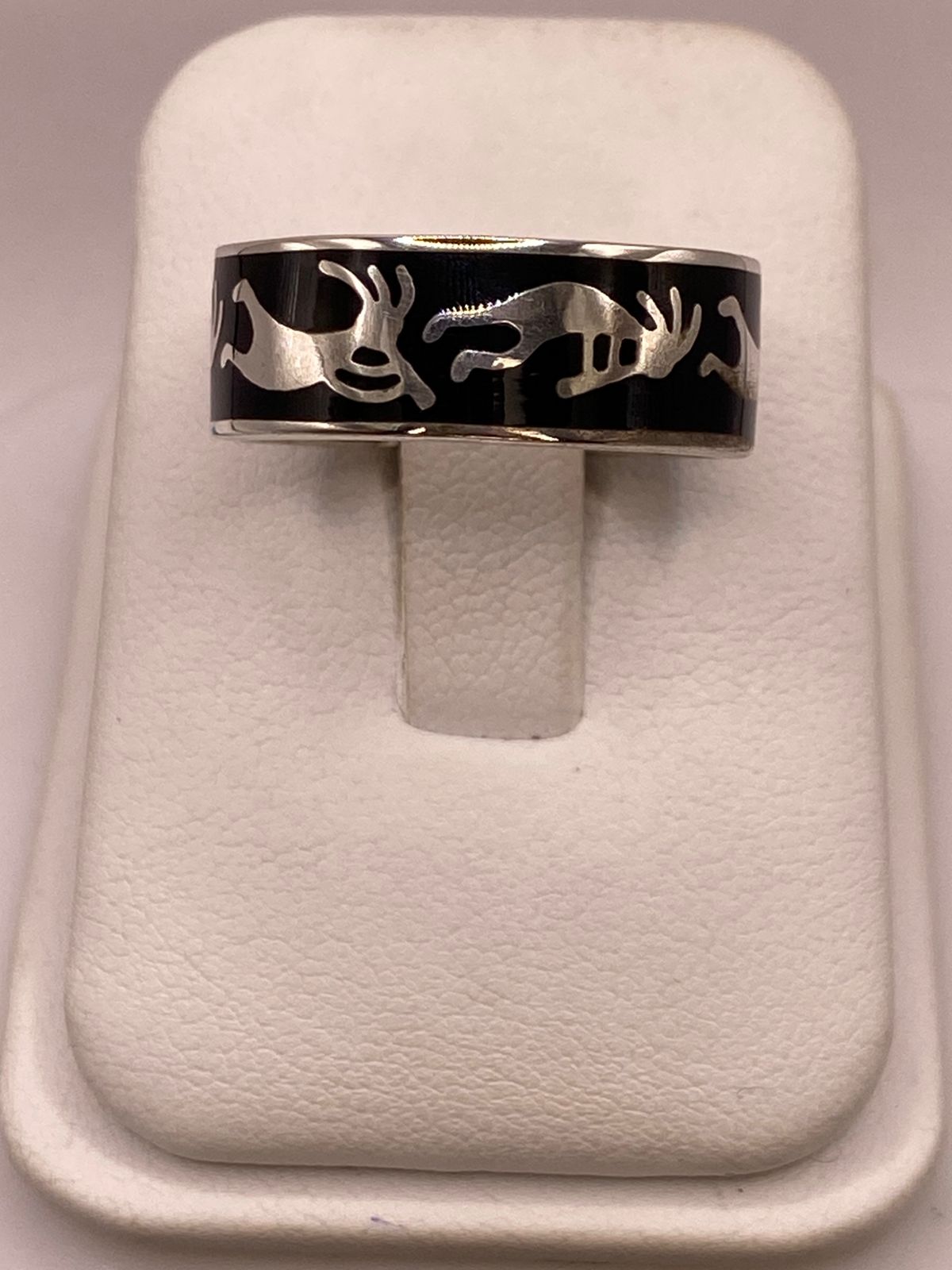 Anillo Artesanal con Figuras Zoomorfas en Plata, vista lateral