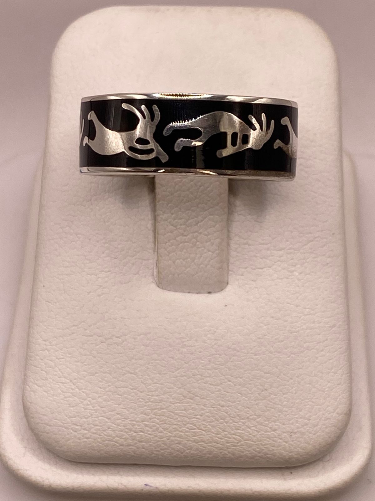Anillo Artesanal con Figuras Zoomorfas en Plata, vista de detalle