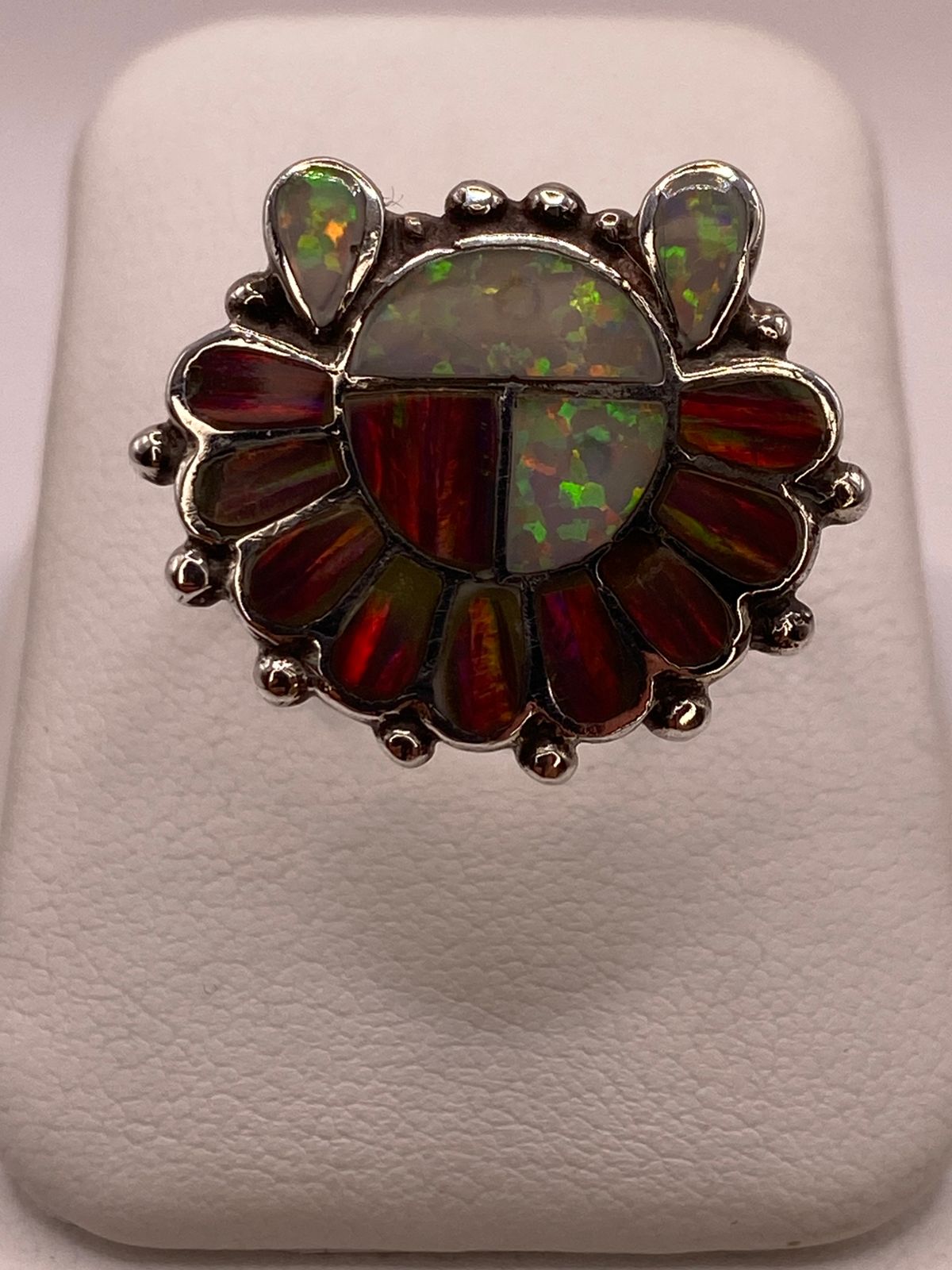 Anillo Artesanal Floral con Ópalo de Fuego en Plata .925 — ángulo diagonal