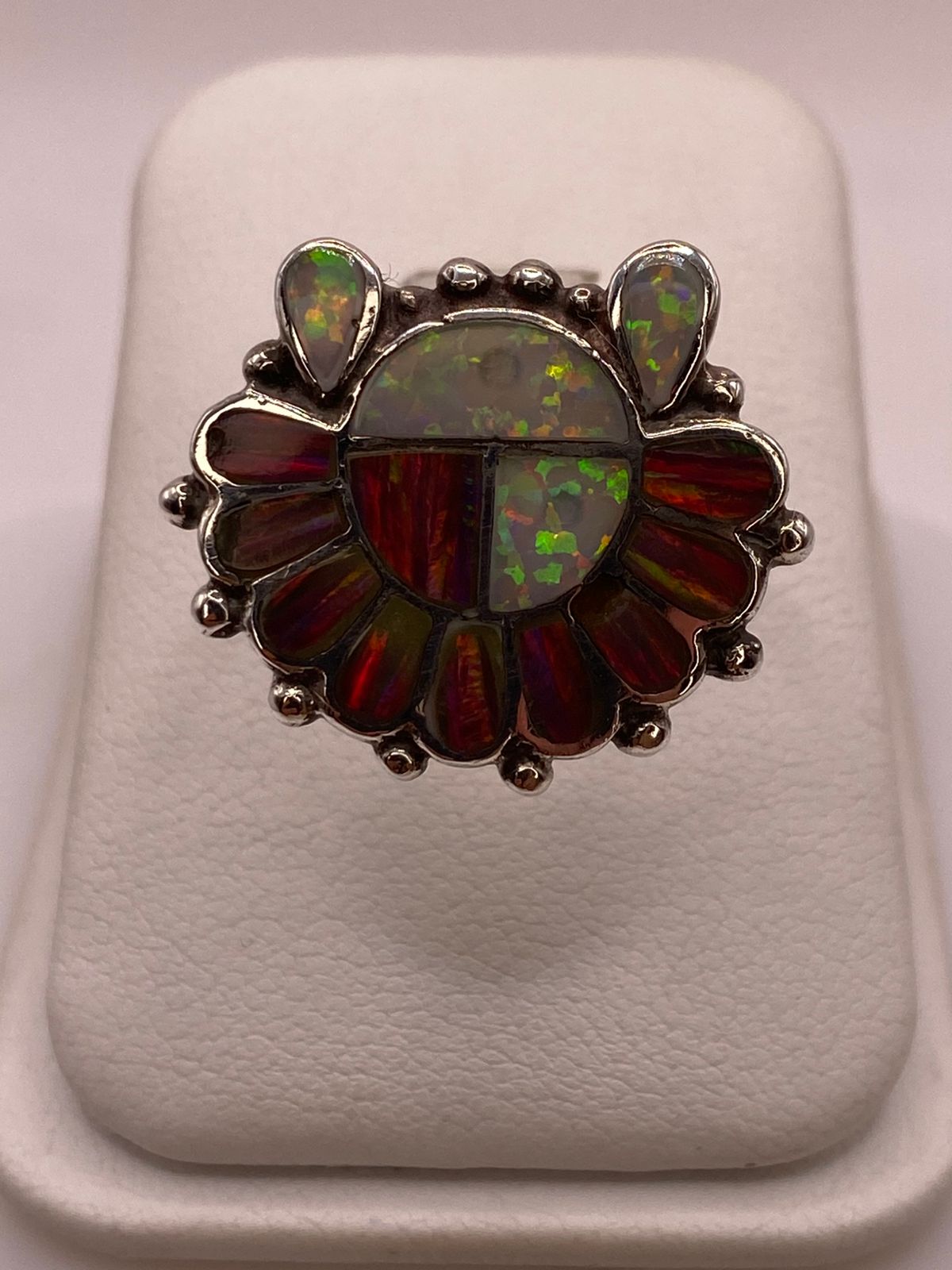 Anillo Artesanal Floral con Ópalo de Fuego en Plata .925, vista lateral