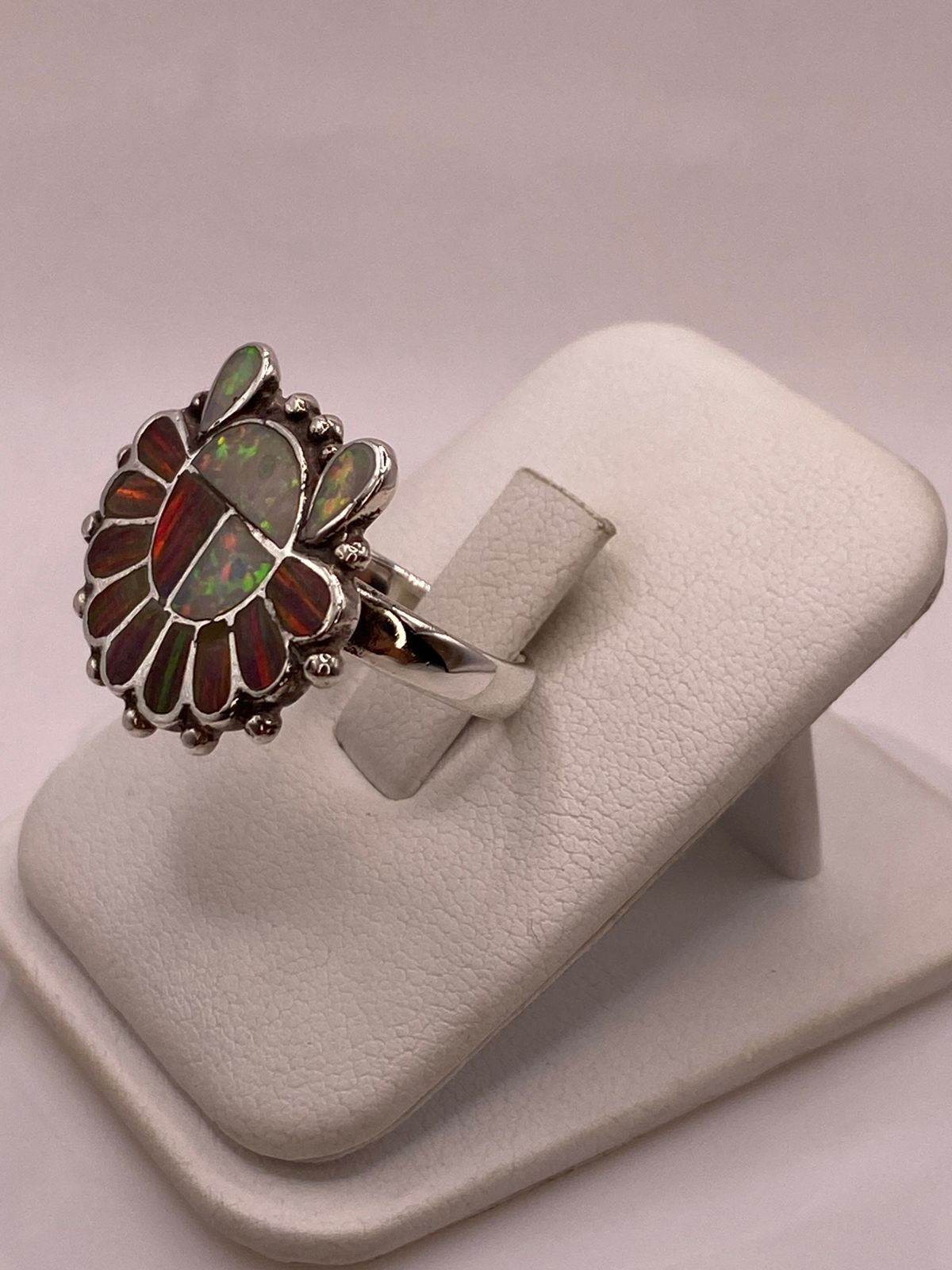 Anillo Artesanal Floral con Ópalo de Fuego en Plata .925, vista de detalle
