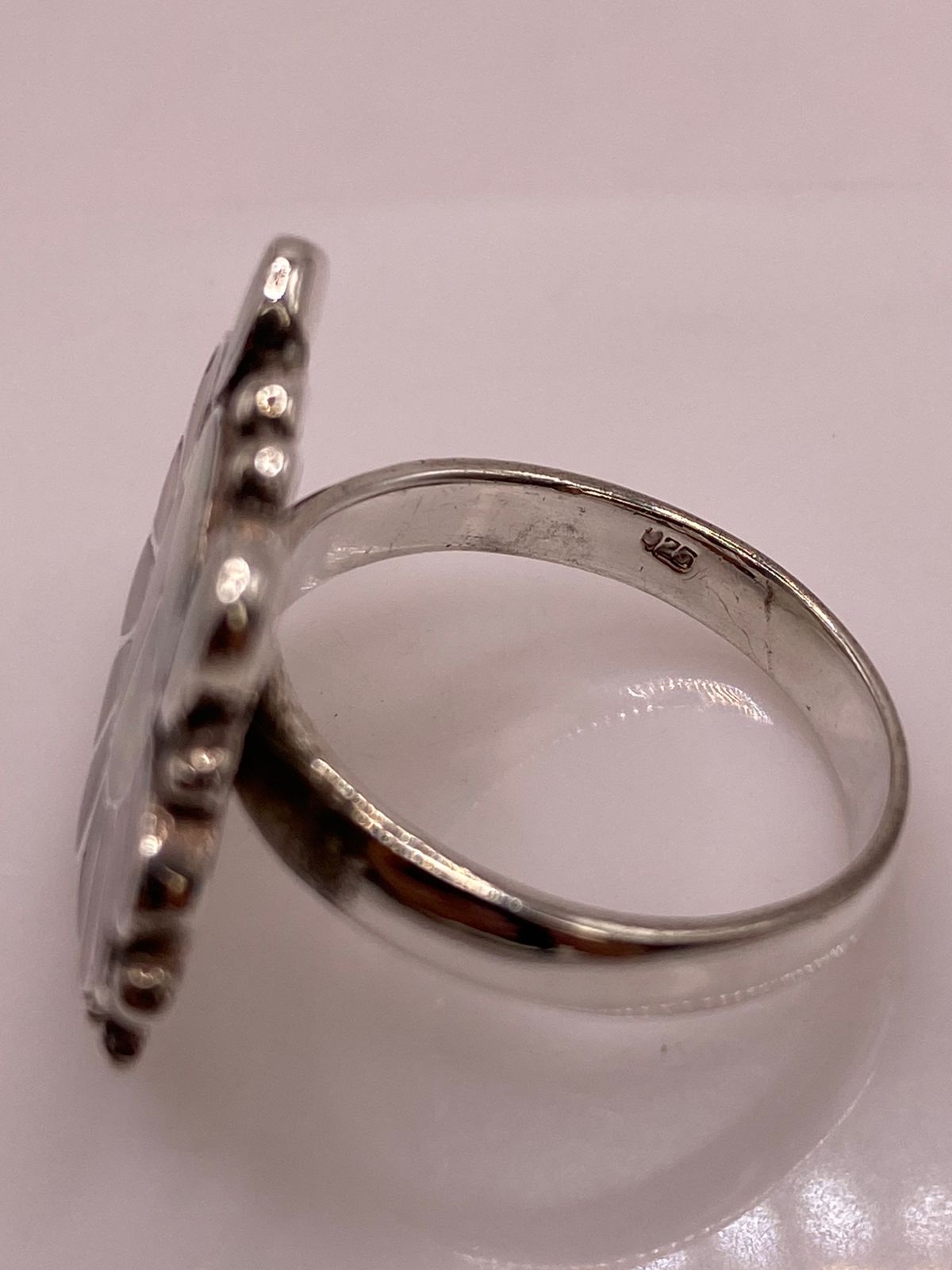 Anillo Artesanal Floral con Ópalo de Fuego en Plata .925, sello de autenticidad Plata Ley .925