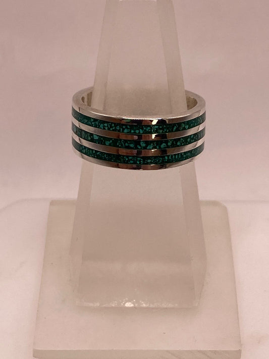 Anillo Artesanal con Franjas de Malaquita en Plata — ángulo diagonal