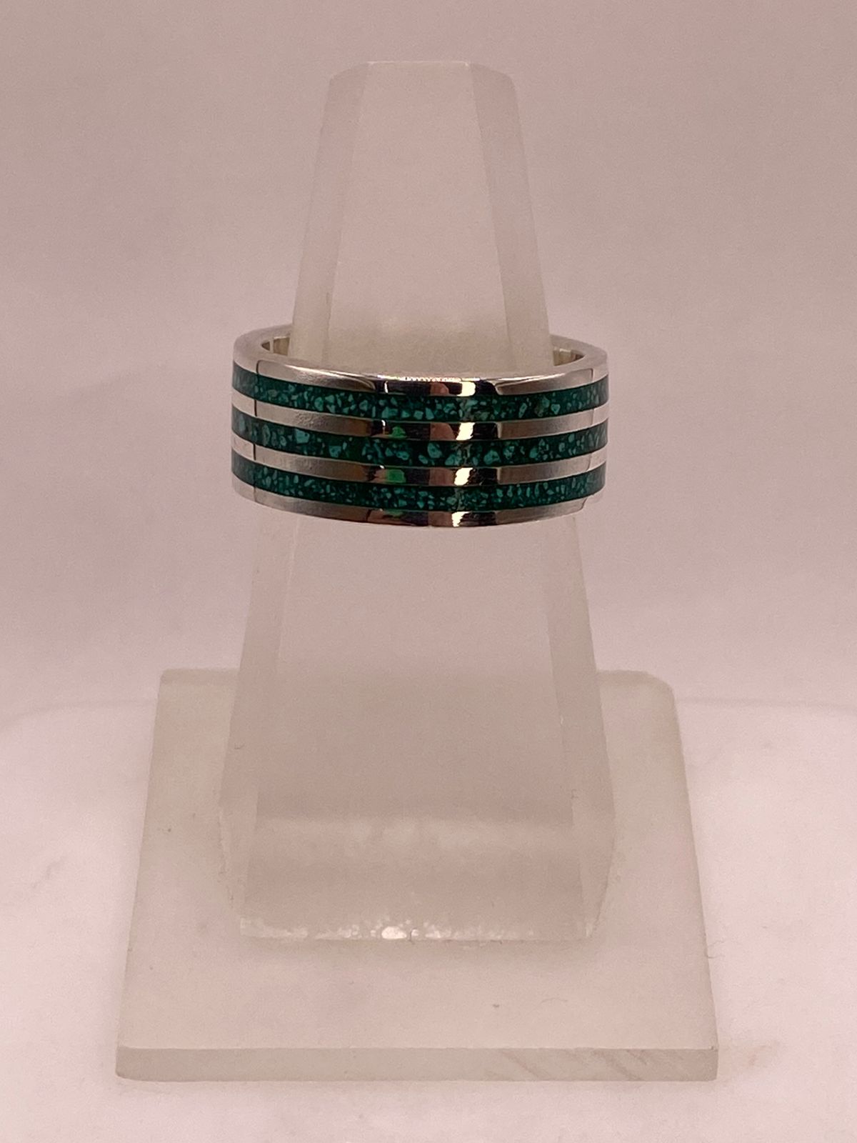 Anillo Artesanal con Franjas de Malaquita en Plata, vista de detalle