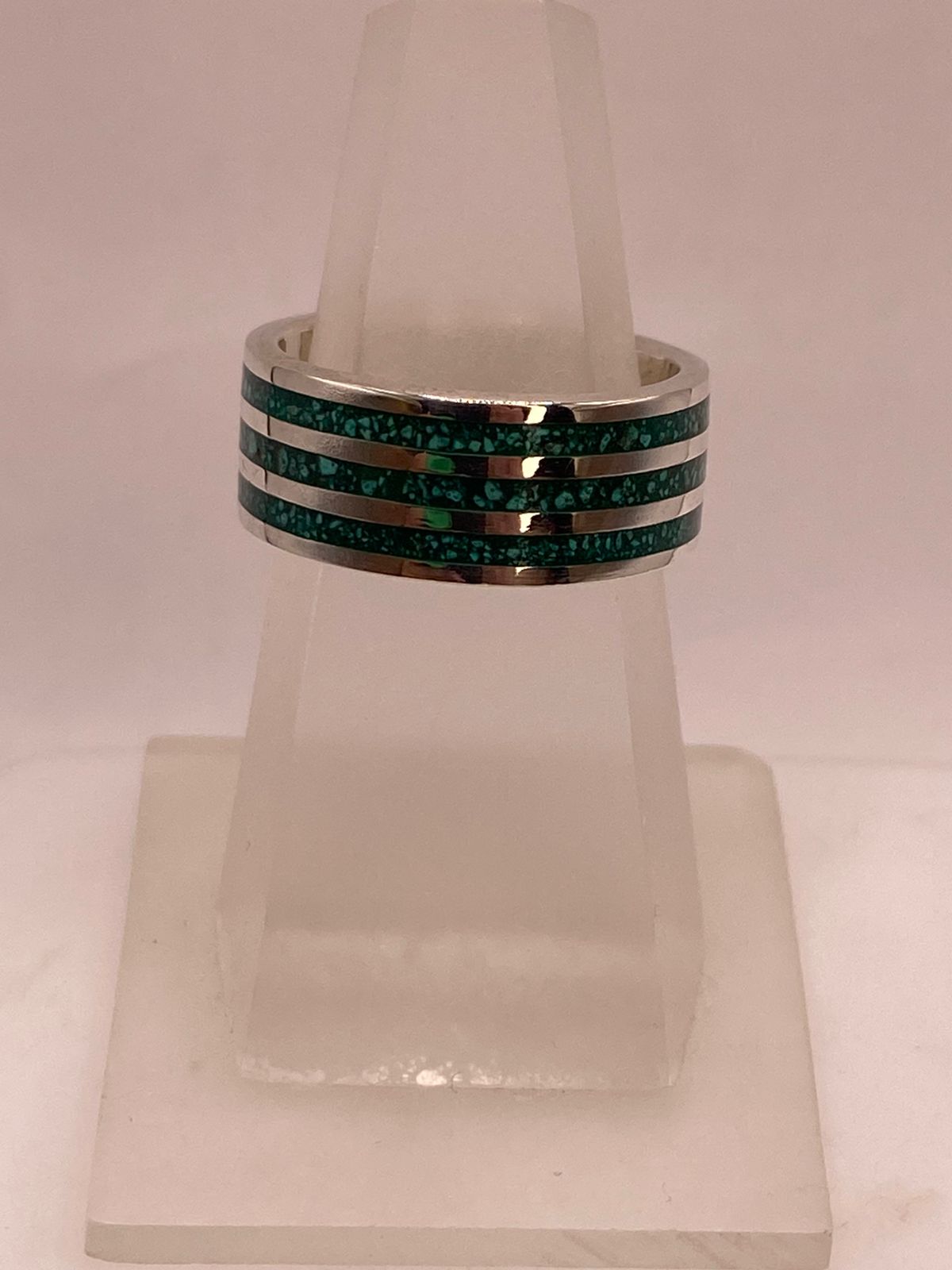 Anillo Artesanal con Franjas de Malaquita en Plata — ángulo diagonal