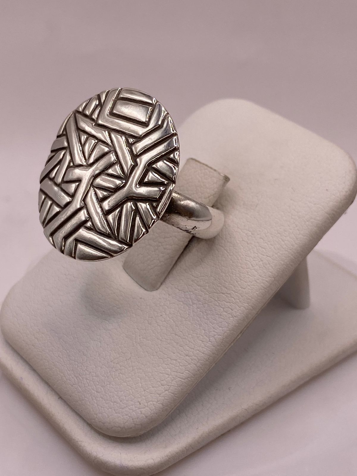 Anillo Artesanal Geométrico en Plata .925, vista frontal