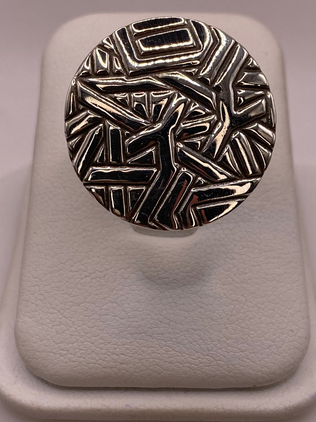 Anillo Artesanal Geométrico en Plata .925, vista de detalle