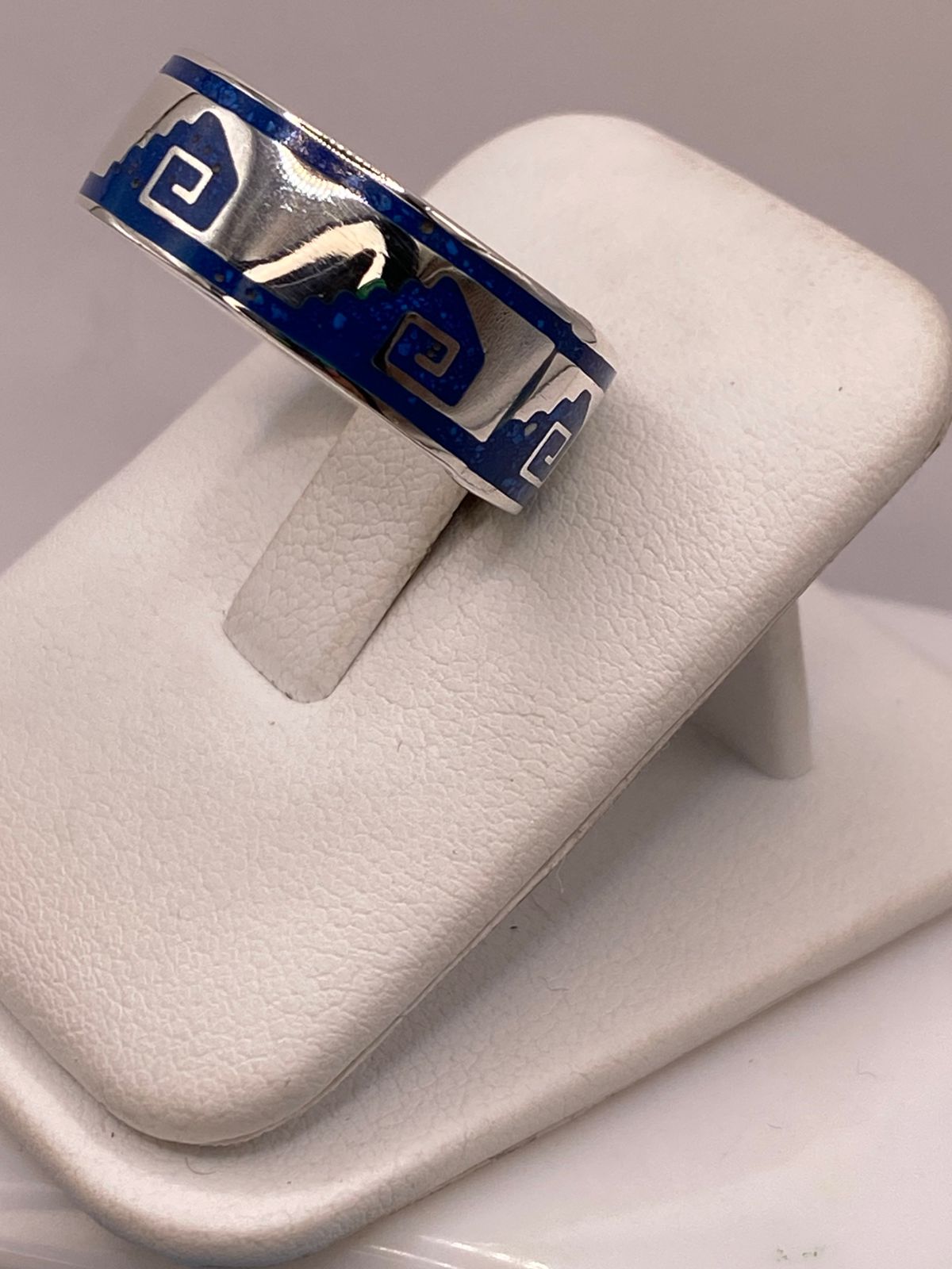 Anillo Artesanal con Greca Azul Esmaltada en Plata, vista frontal