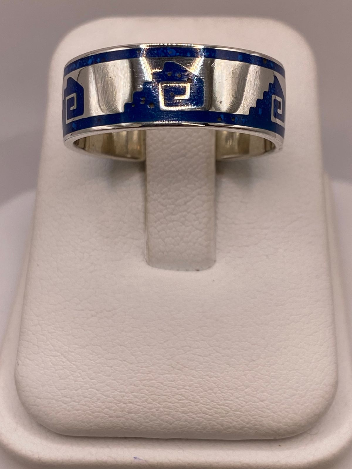 Anillo Artesanal con Greca Azul Esmaltada en Plata, vista lateral