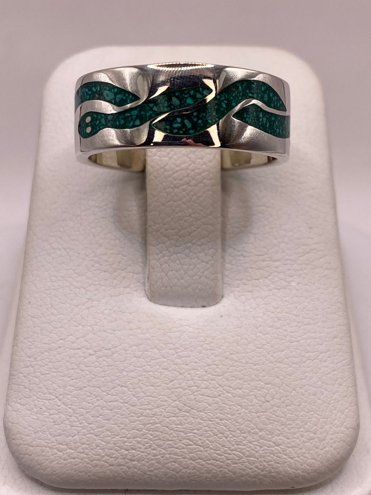 Anillo Artesanal de Malaquita con Diseño de Serpiente en Plata, vista frontal