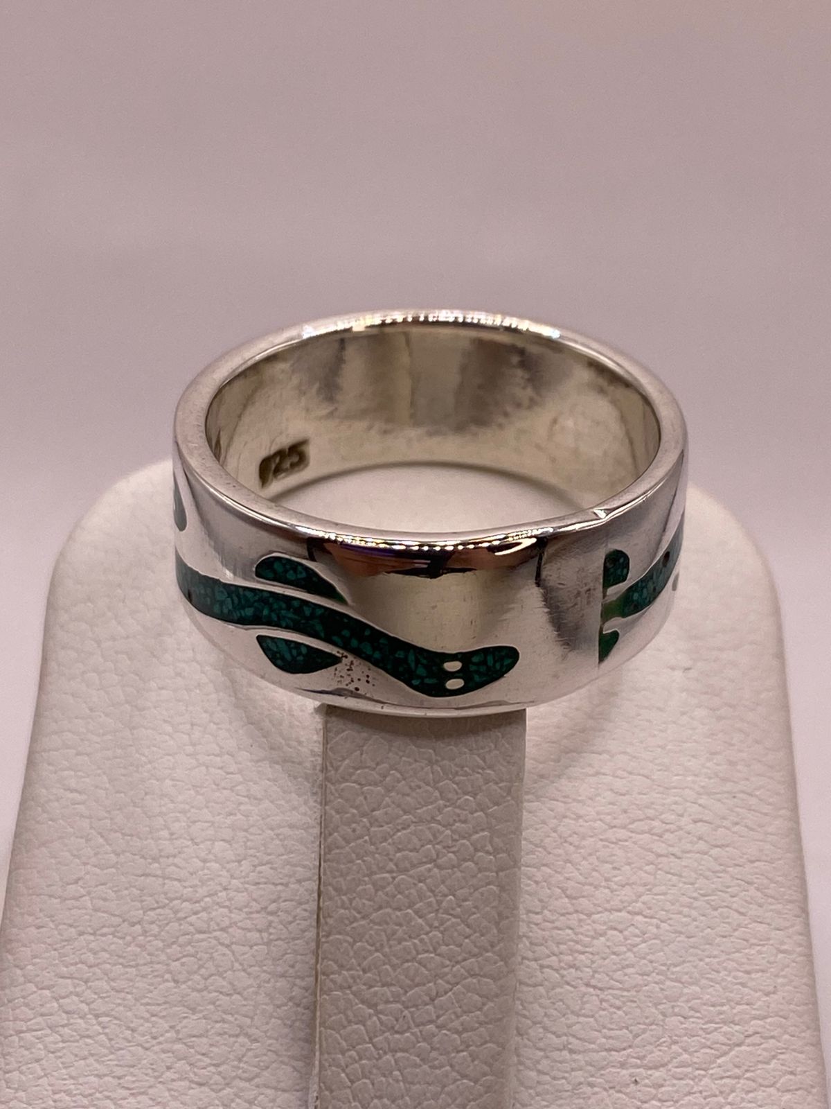 Anillo Artesanal de Malaquita con Diseño de Serpiente en Plata, sello de autenticidad Plata Ley .925