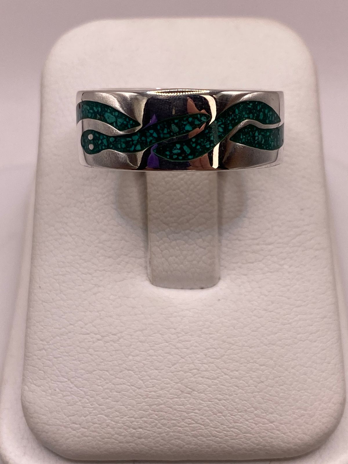 Anillo Artesanal de Malaquita con Diseño de Serpiente en Plata — vista lateral