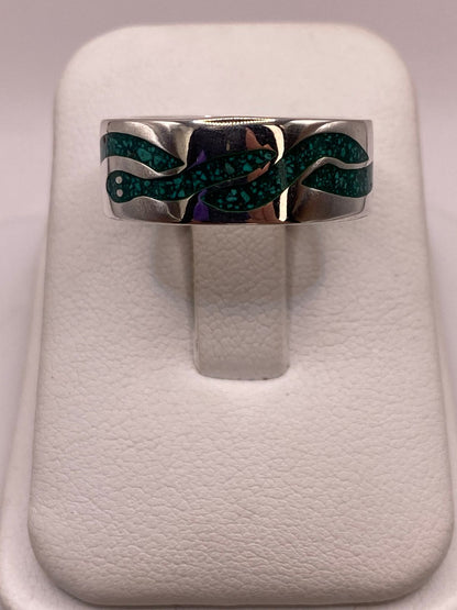Anillo Artesanal de Malaquita con Diseño de Serpiente en Plata — vista lateral