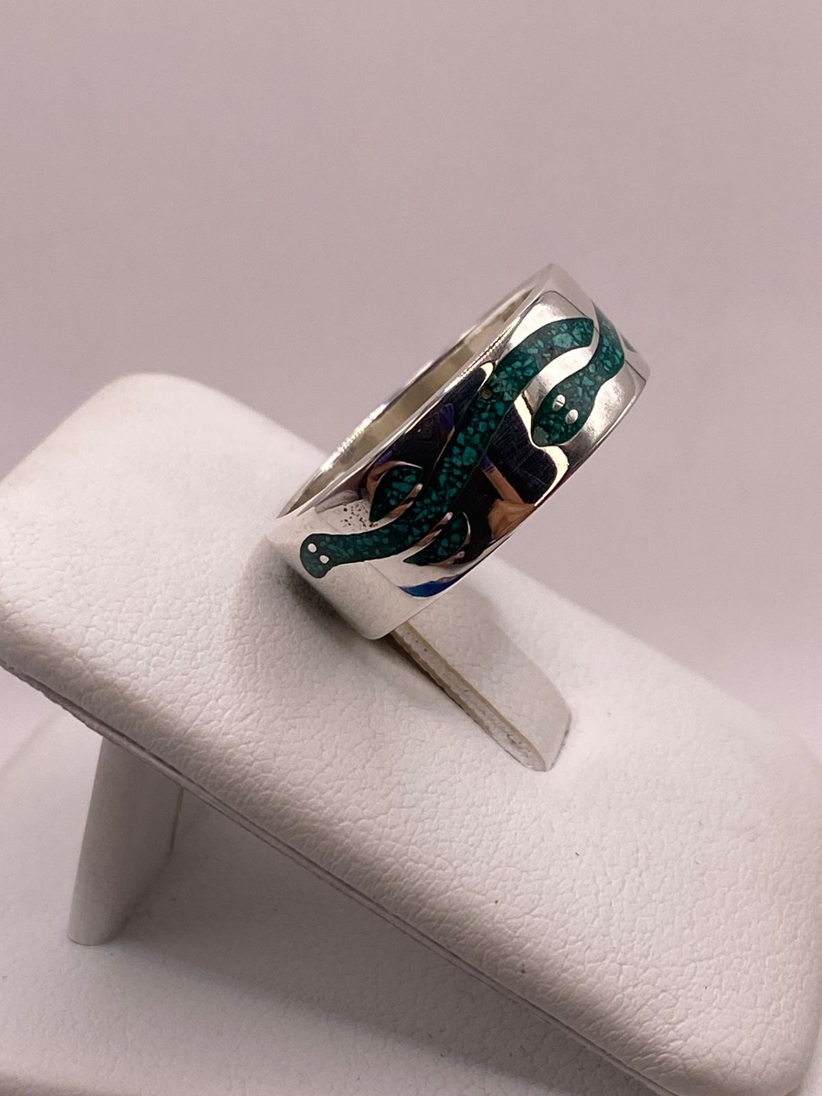 Anillo Artesanal de Malaquita con Diseño de Serpiente en Plata, vista lateral