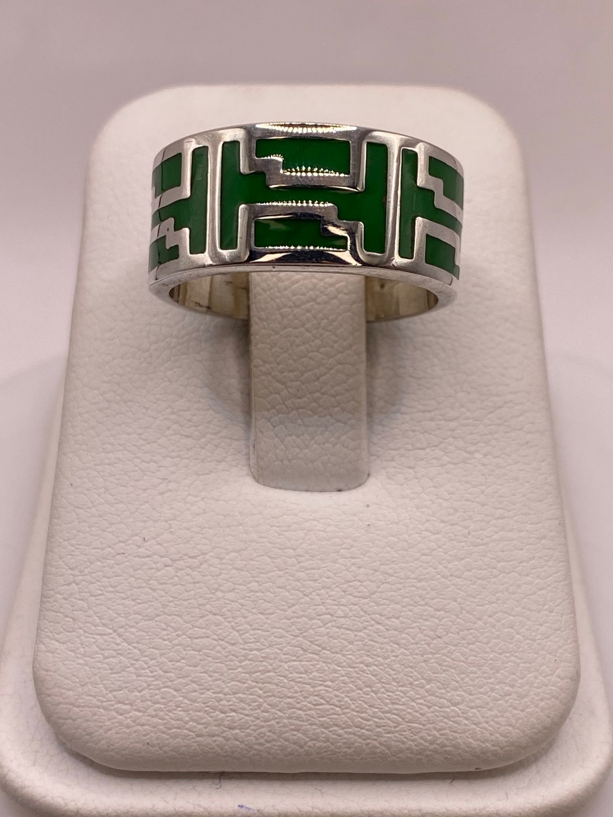 Anillo Artesanal de Malaquita con Diseño Geométrico en Plata, vista frontal