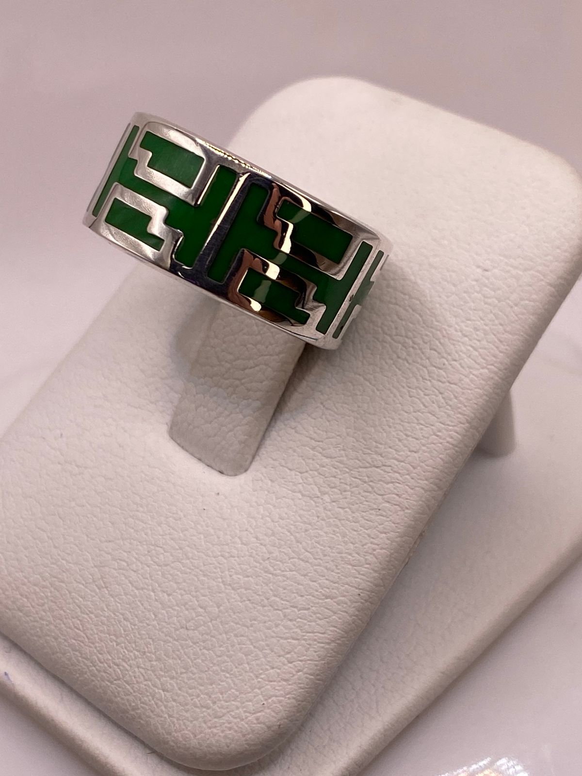 Anillo Artesanal de Malaquita con Diseño Geométrico en Plata, vista lateral