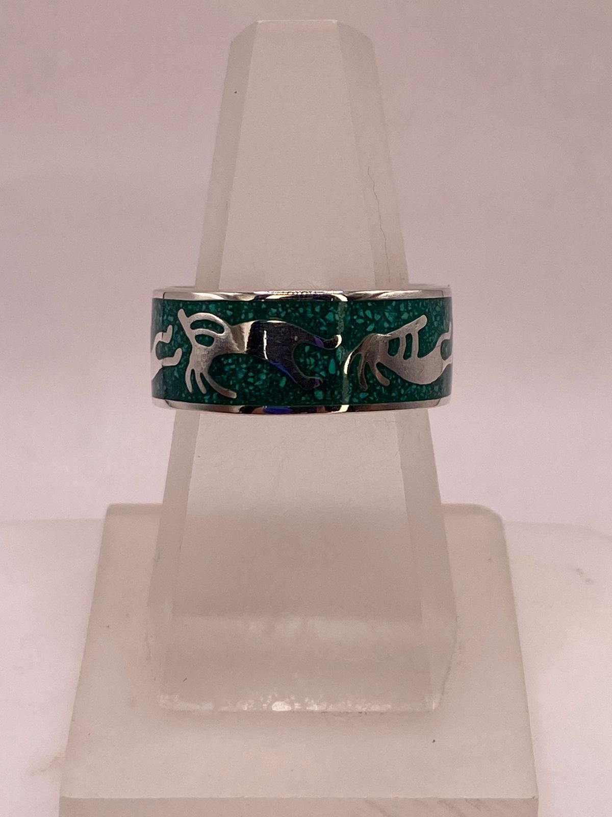 Anillo Artesanal de Malaquita con Figuras Zoomorfas en Plata — ángulo diagonal