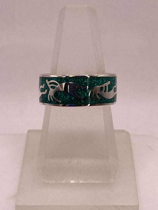 Anillo Artesanal de Malaquita con Figuras Zoomorfas en Plata — ángulo diagonal