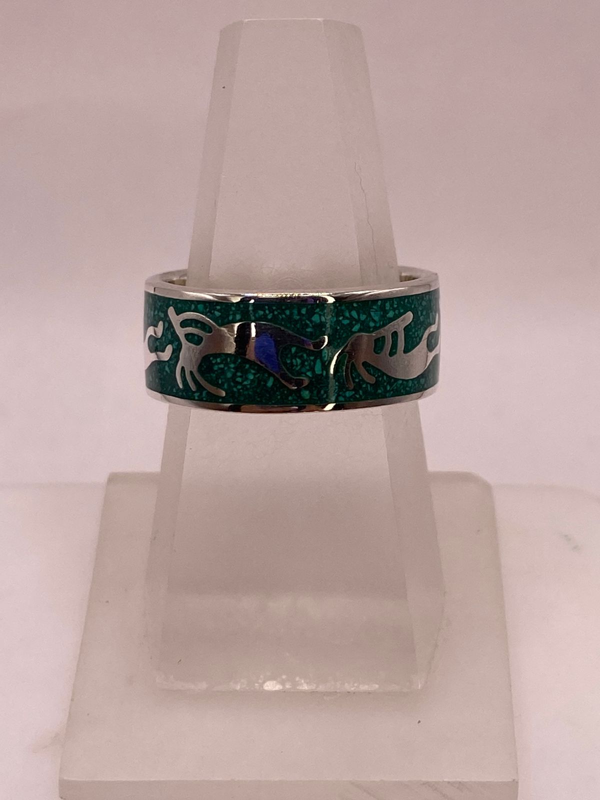 Anillo Artesanal de Malaquita con Figuras Zoomorfas en Plata, vista de detalle