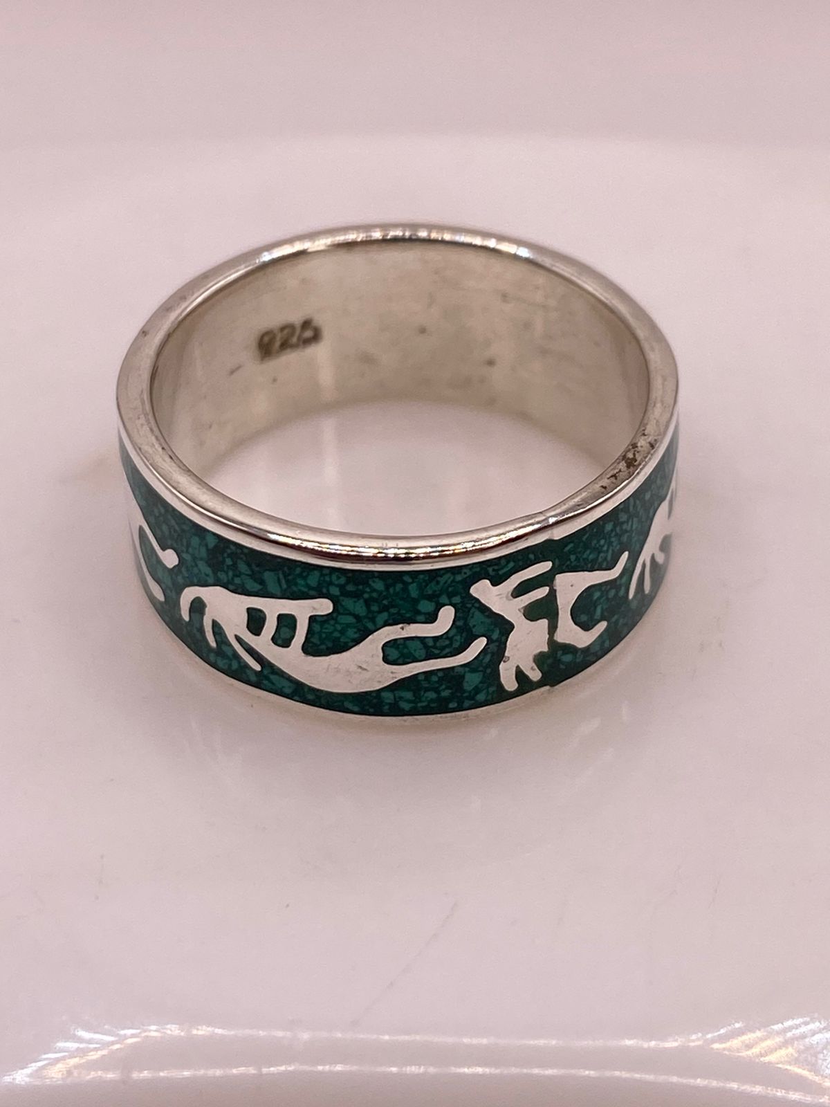 Anillo Artesanal de Malaquita con Figuras Zoomorfas en Plata, sello de autenticidad Plata Ley .925
