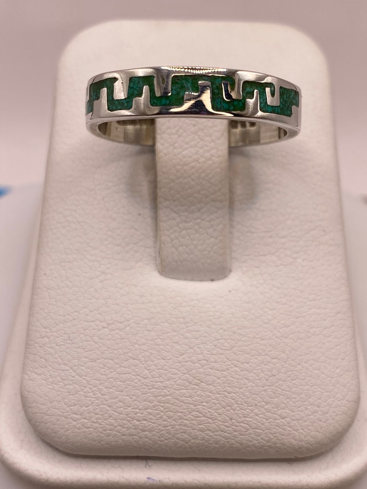 Anillo Artesanal de Malaquita con Greca Continua en Plata, vista lateral