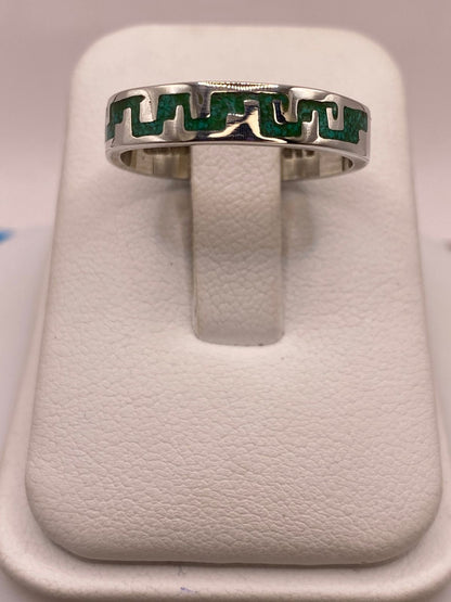 Anillo Artesanal de Malaquita con Greca Continua en Plata, vista lateral