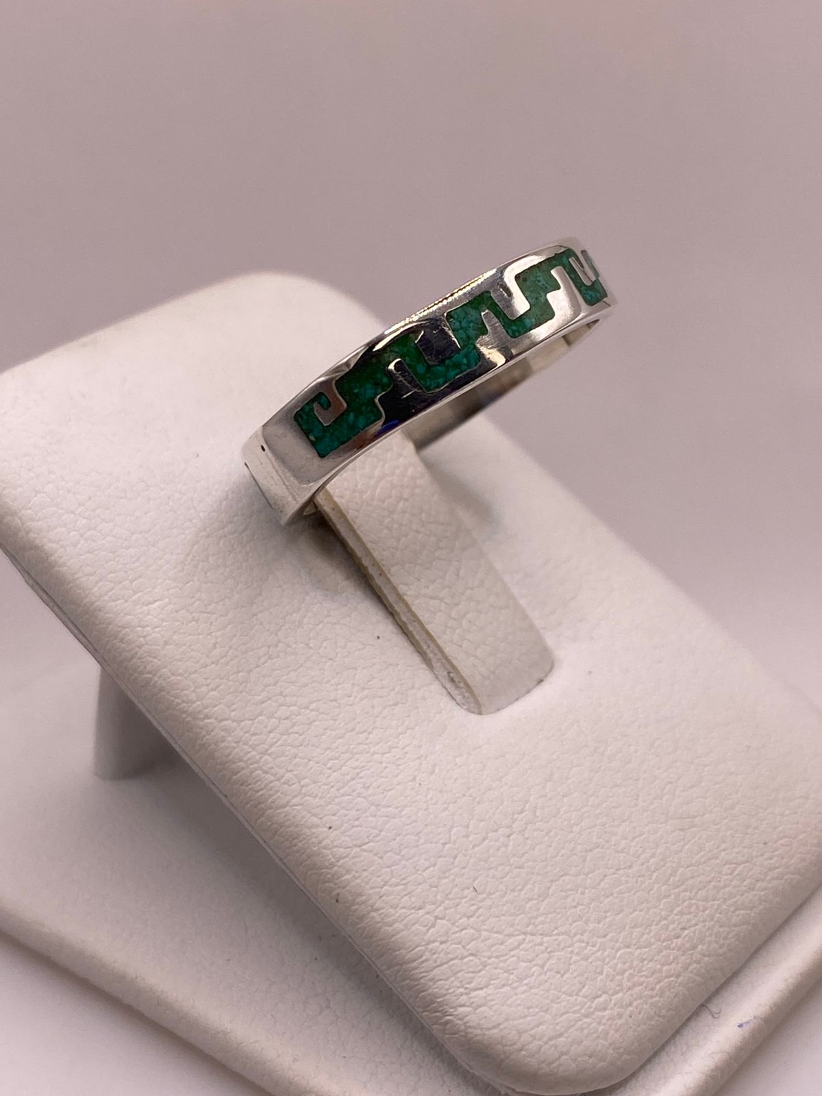 Anillo Artesanal de Malaquita con Greca Continua en Plata, vista frontal