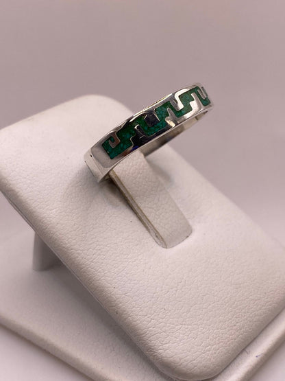Anillo Artesanal de Malaquita con Greca Continua en Plata, vista frontal