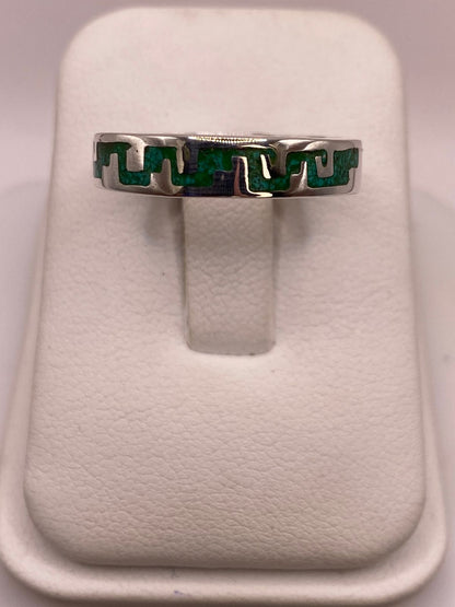 Anillo Artesanal de Malaquita con Greca Continua en Plata — vista lateral