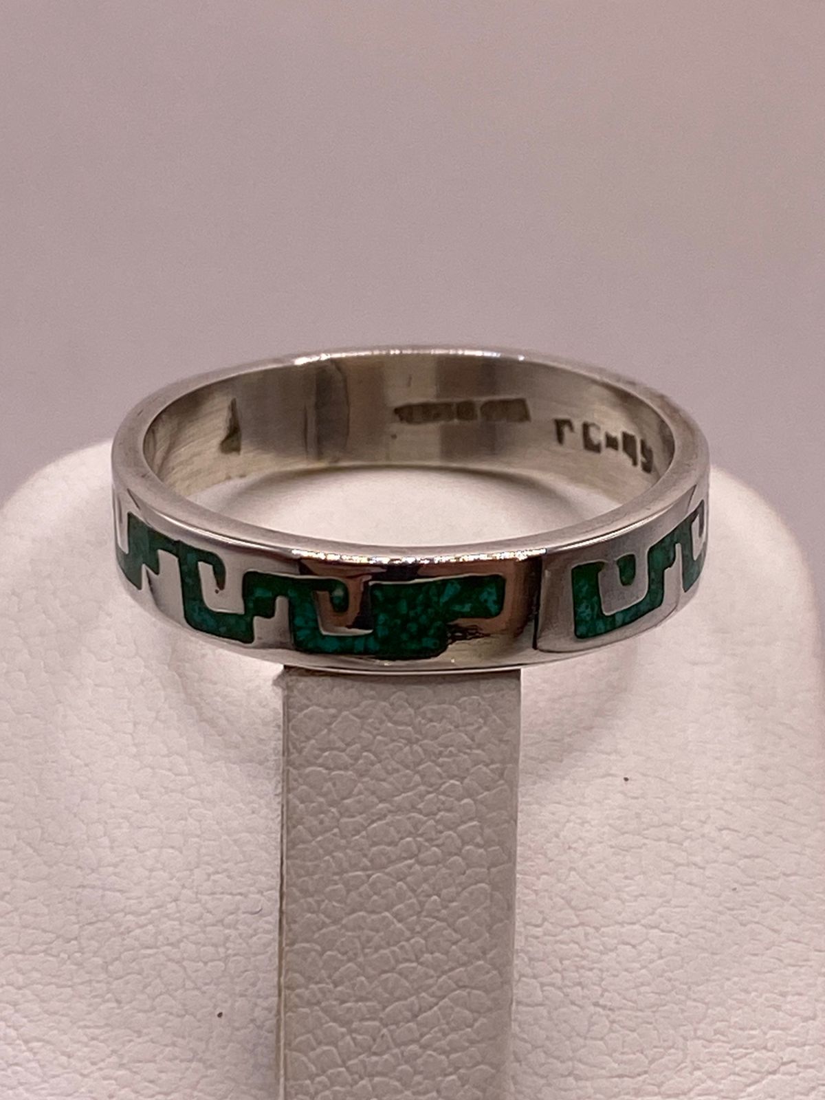 Anillo Artesanal de Malaquita con Greca Continua en Plata, sello de autenticidad Plata Ley .925