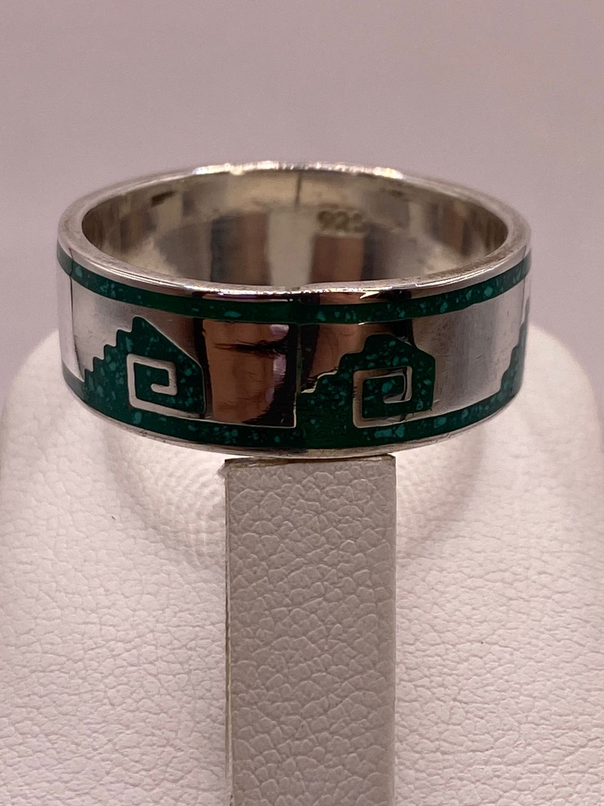 Anillo Artesanal de Malaquita con Greca Escalonada en Plata, vista lateral