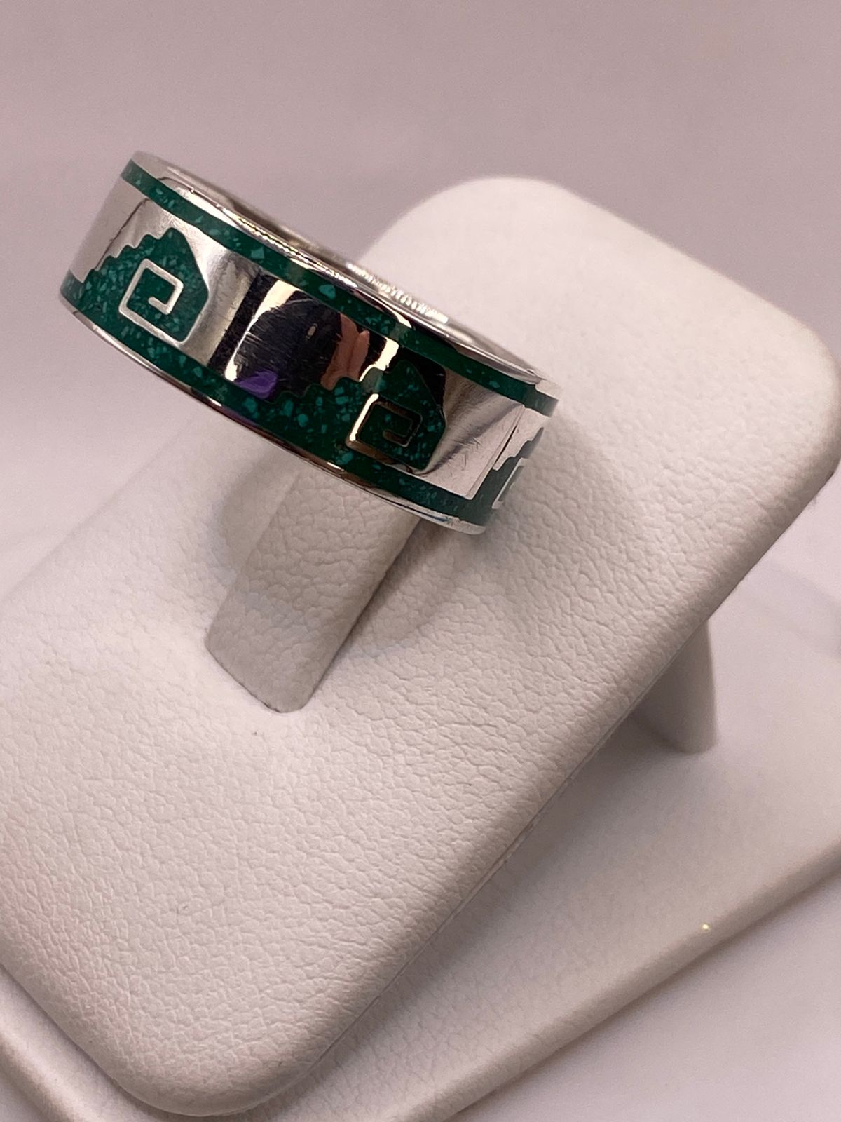 Anillo Artesanal de Malaquita con Greca Escalonada en Plata, vista frontal