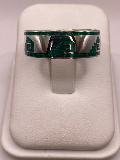 Anillo Artesanal de Malaquita con Greca Escalonada en Plata — vista lateral