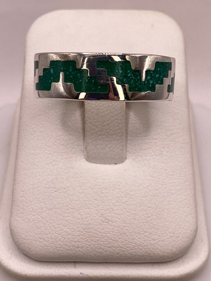 Anillo Artesanal de Malaquita con Greca Escalonada en Plata — vista lateral