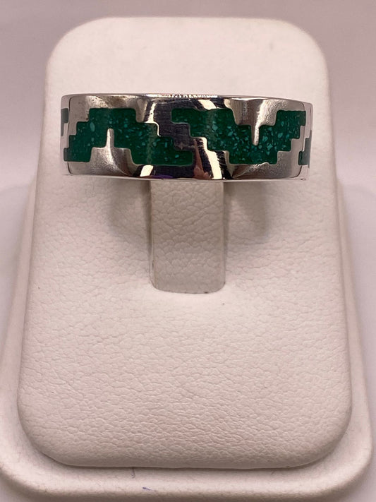 Anillo Artesanal de Malaquita con Greca Escalonada en Plata — vista lateral