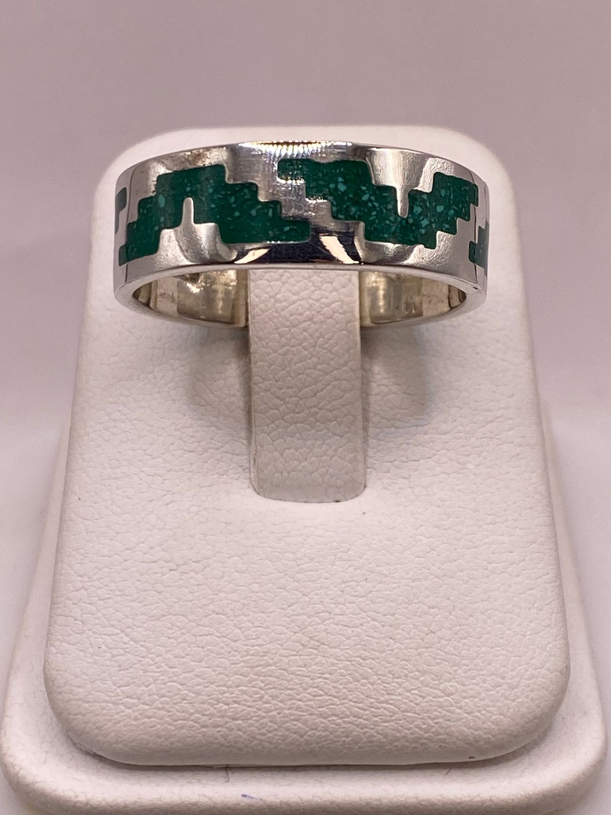 Anillo Artesanal de Malaquita con Greca Escalonada en Plata, vista lateral