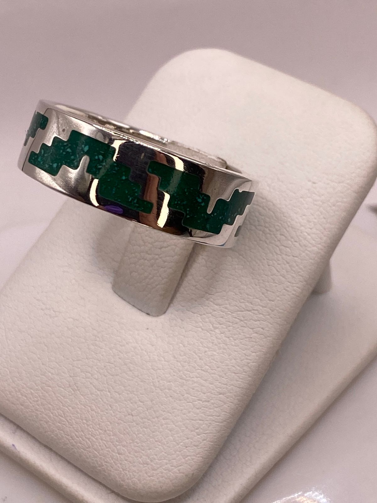 Anillo Artesanal de Malaquita con Greca Escalonada en Plata, vista frontal