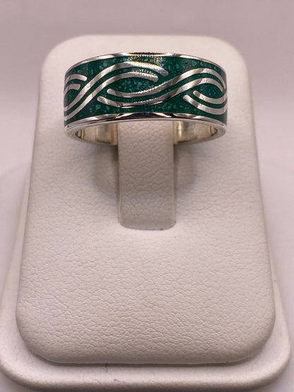 Anillo Artesanal de Malaquita con Greca Geométrica — vista lateral
