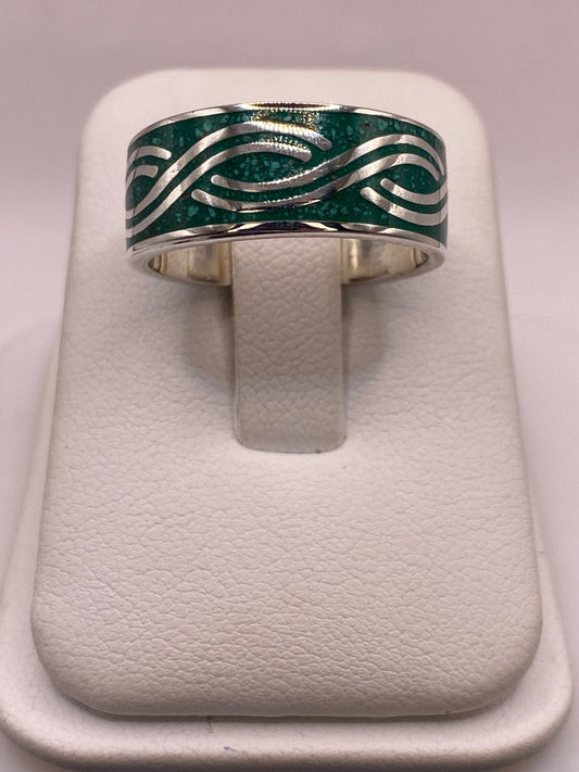 Anillo Artesanal de Malaquita con Greca Geométrica — vista lateral