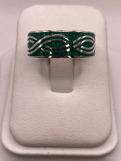 Anillo Artesanal de Malaquita con Greca Geométrica, vista frontal