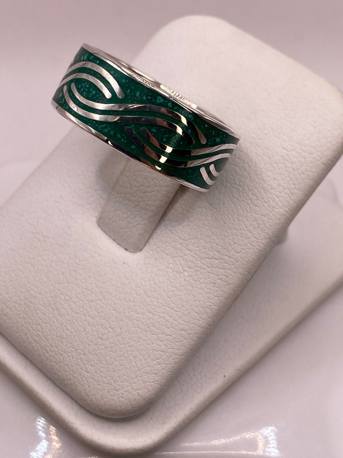 Anillo Artesanal de Malaquita con Greca Geométrica, vista lateral