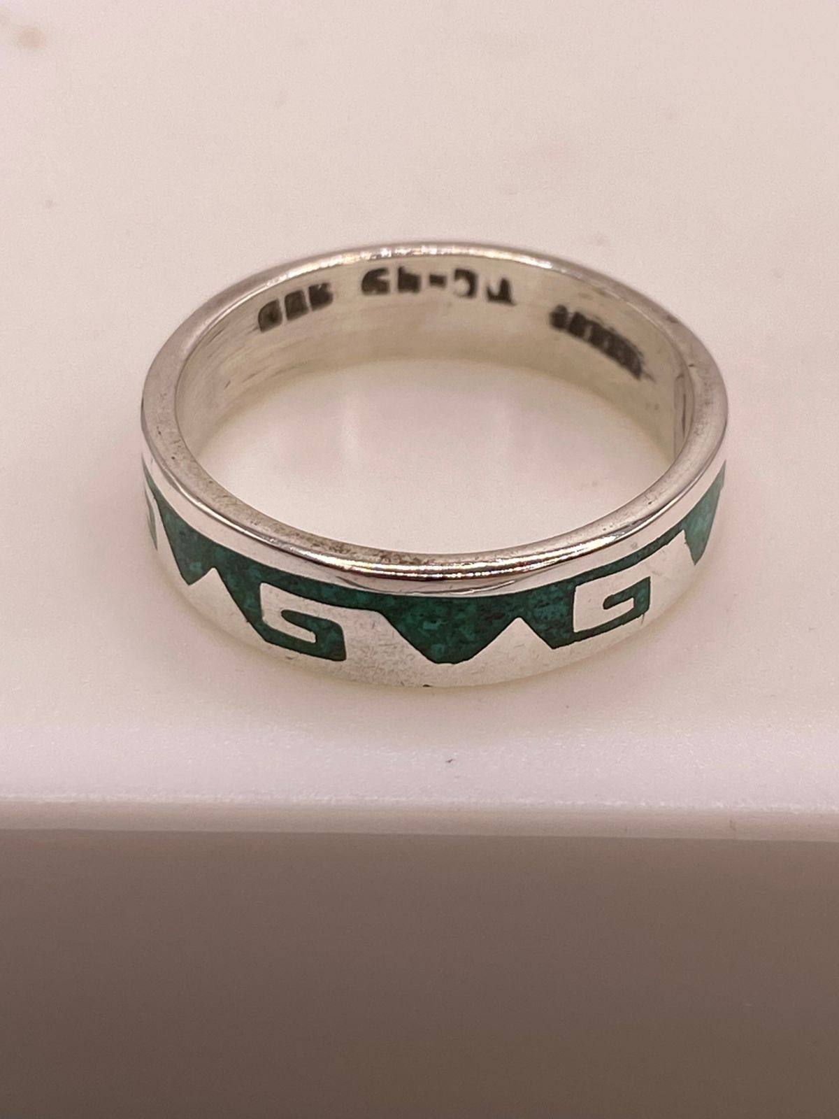 Anillo Artesanal de Malaquita con Greca Geométrica en Plata, sello de autenticidad Plata Ley .925
