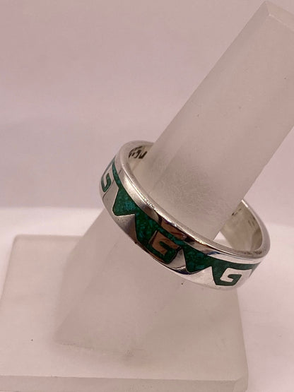 Anillo Artesanal de Malaquita con Greca Geométrica en Plata, vista frontal