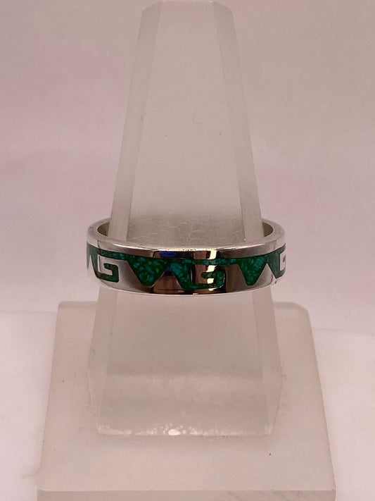 Anillo Artesanal de Malaquita con Greca Geométrica en Plata — vista lateral