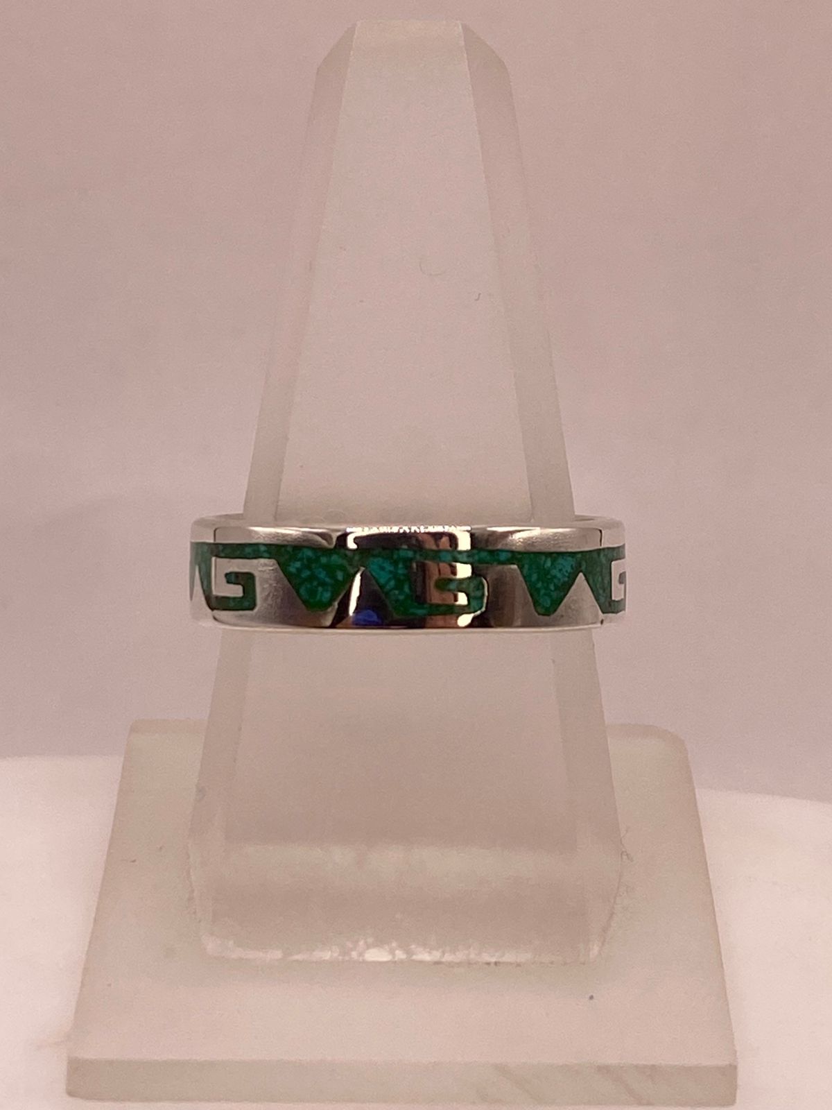 Anillo Artesanal de Malaquita con Greca Geométrica en Plata, vista lateral
