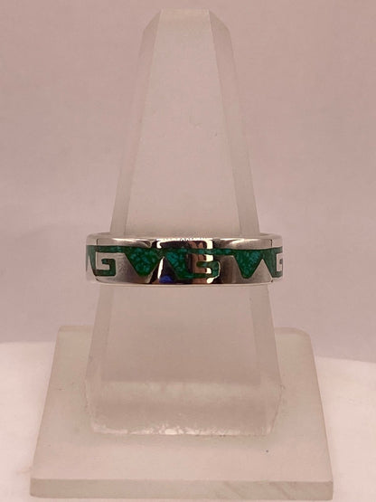 Anillo Artesanal de Malaquita con Greca Geométrica en Plata, vista lateral